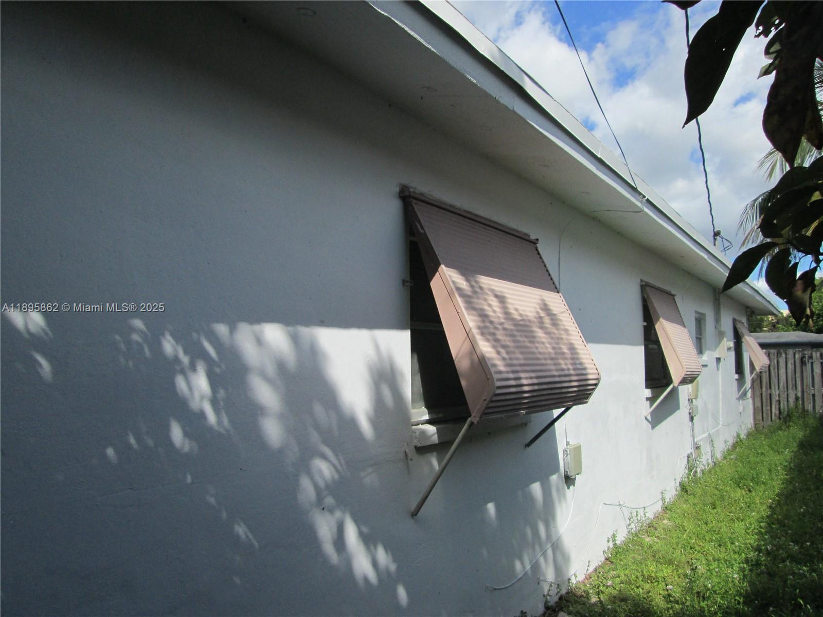 LAUDERDALE LAKES EAST GAT - Residential