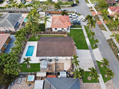 Photo of 704 SE 14th Pl, Homestead, FL 33033 (MLS # A11971621)