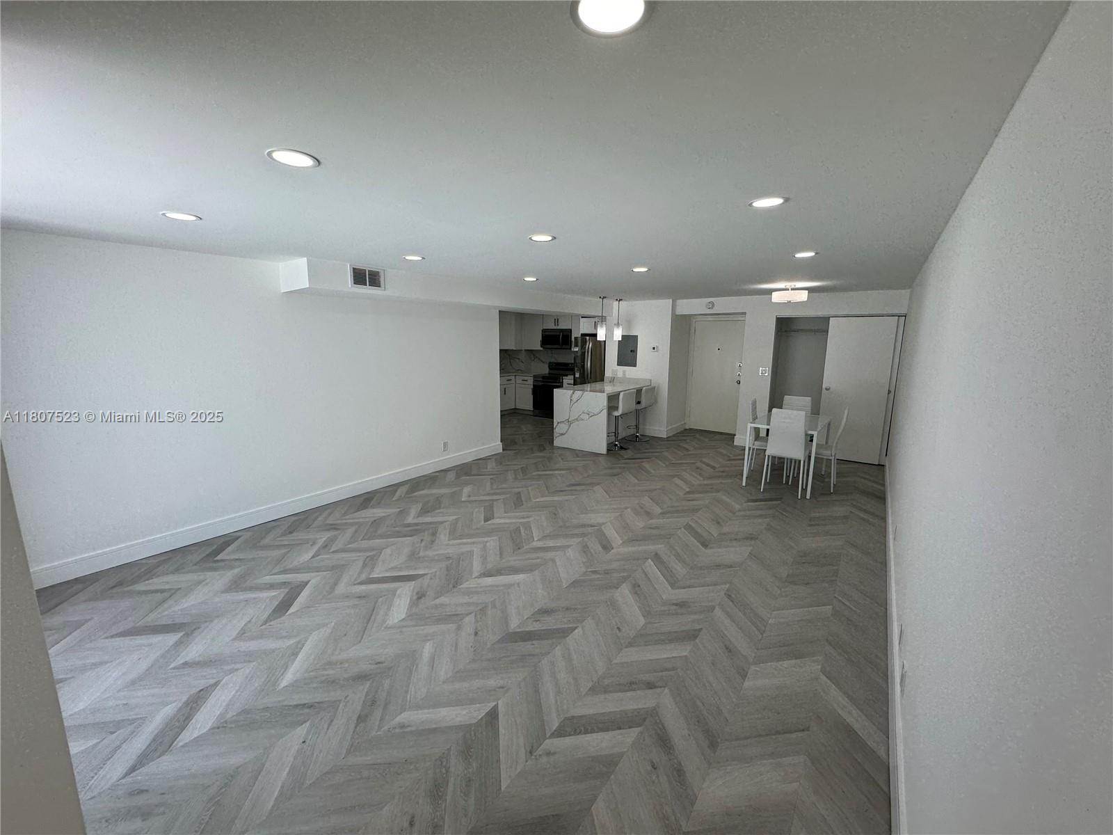 1800 Collins Ave 5B