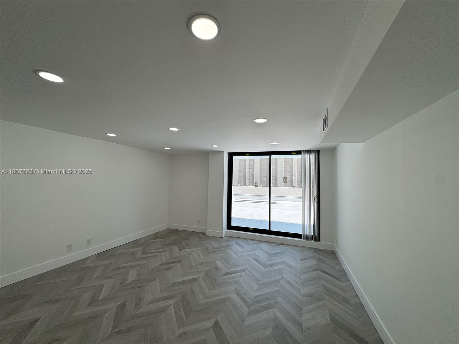 1800 Collins Ave 5B