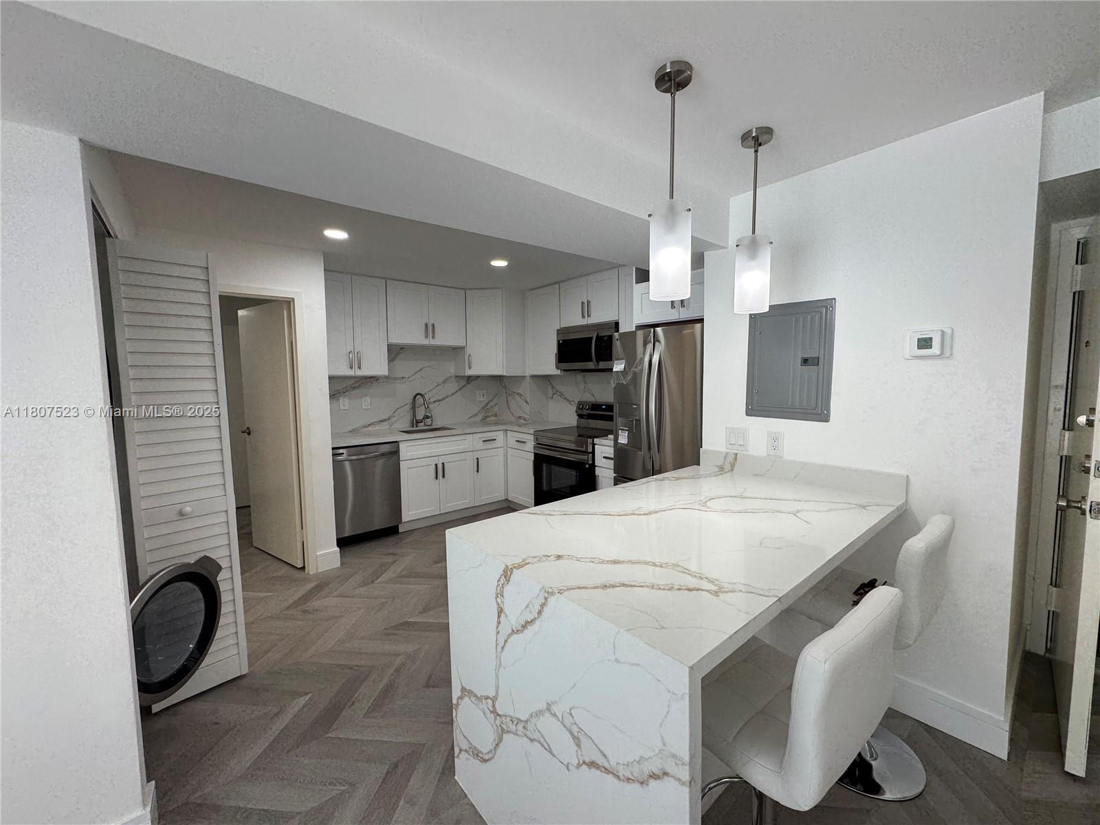 1800 Collins Ave 5B