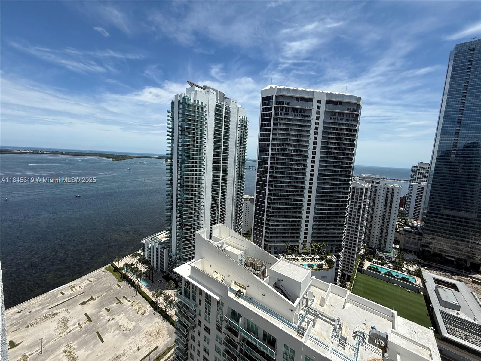 2 PARKING SPACES. Enjoy living in this impressive 2 bed / 2 bath unit on the 39th floor with amazing city & Biscayne Bay views.
Inside, you'll find upgraded wood floors, attractive kitchen cabinets, and elegant Residents have access to a wealth of amenities, including two pools, a Jacuzzi, spa, gym, 24-hour concierge, and valet parking. Located in the vibrant heart of Brickell's financial, residential, and commercial district, you're just a short walk from all the best shopping and dining.