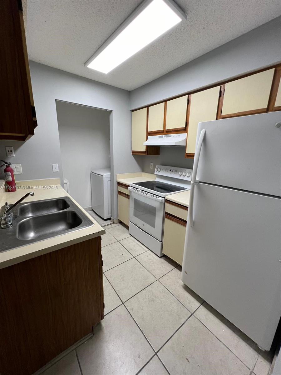 This beautiful condo 1/1 is located in the desirable area of Pompano Beach, Florida. This unit, located at Royal
Poinciana Condominium, is the perfect place to call home! The interior is spacious and open, with plenty of space
for entertaining. The unit comes with a washer and dryer inside, so you don't have to worry about trips to the
laundromat. Enjoy the various amenities the building offers, such as a pool, gym, and clubhouse. With the beach
just minutes away, you can easily spend your days lounging in the sun.