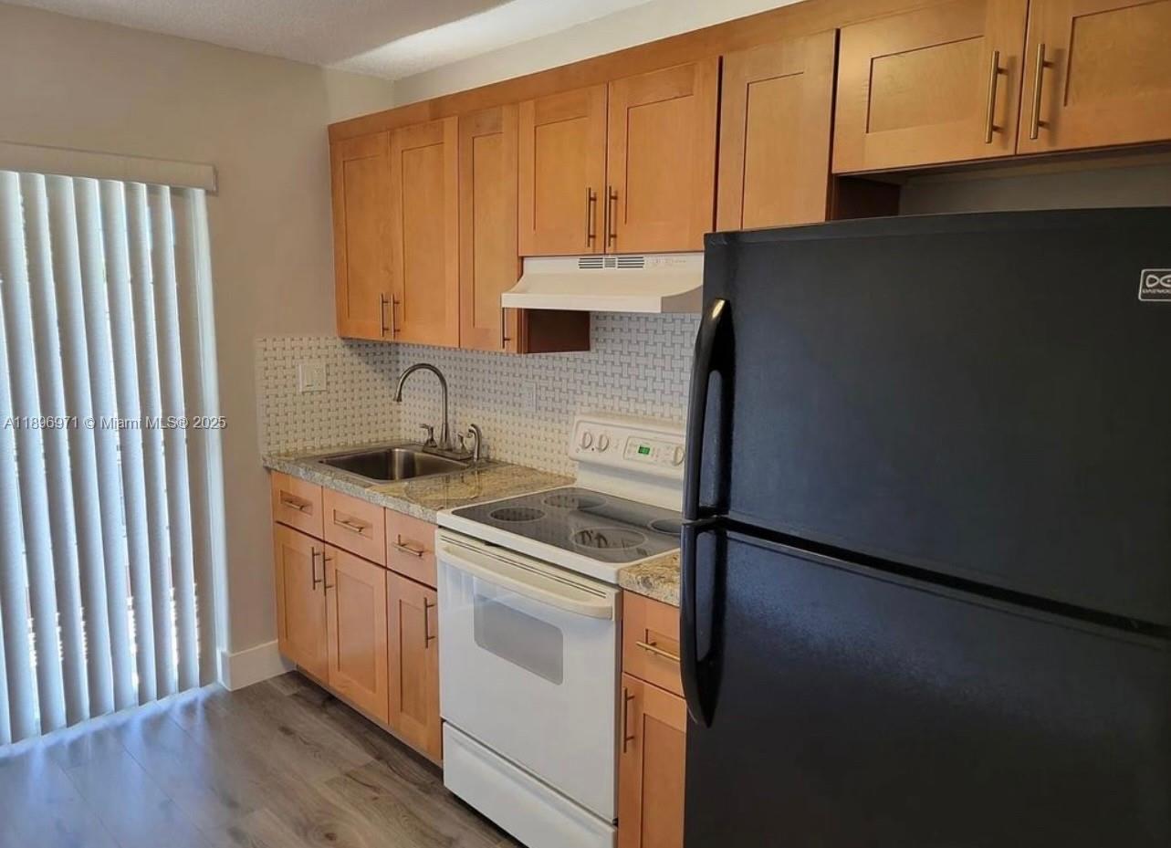 LAWRENCE ESTATE LAND CO S - Residential Lease