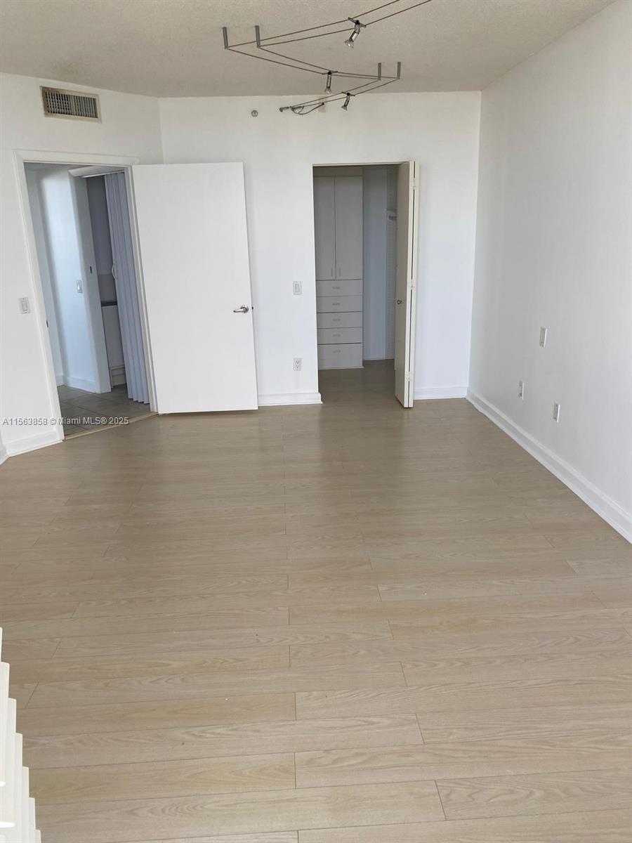 NORTH TOWER AT THE POINT - Residential