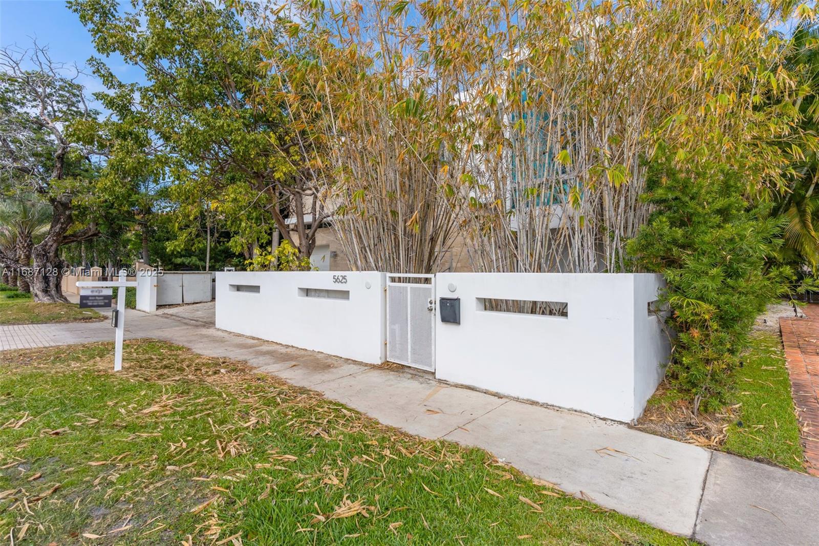 LA GORCE GOLF SUB - Residential Lease