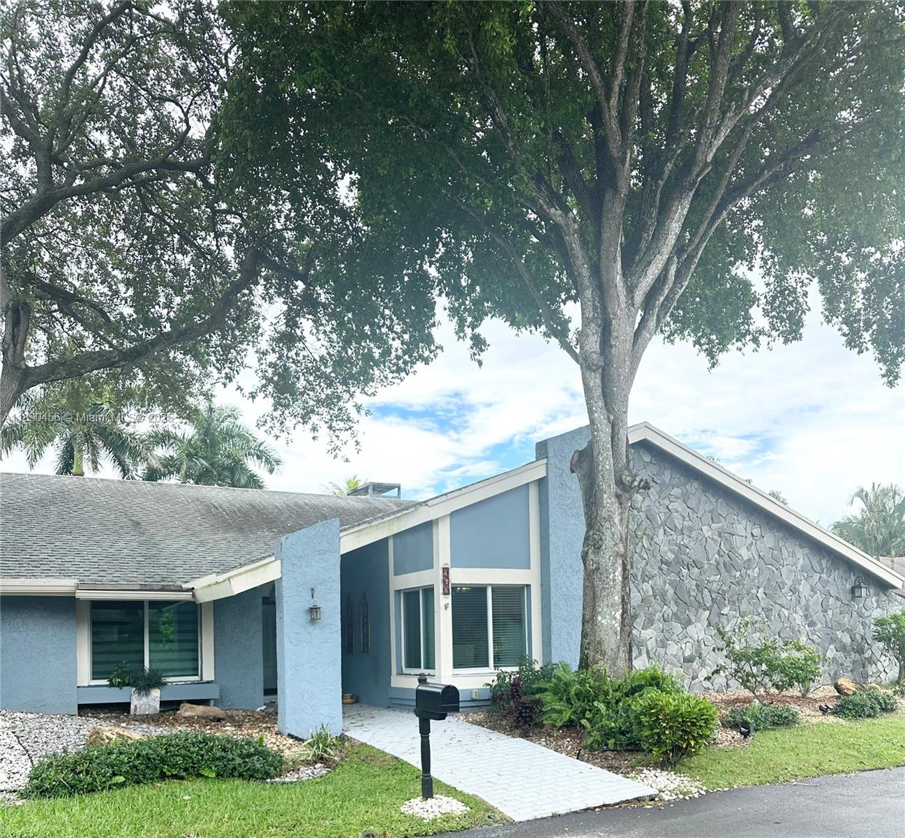DAVIDE ISLES - Residential Lease