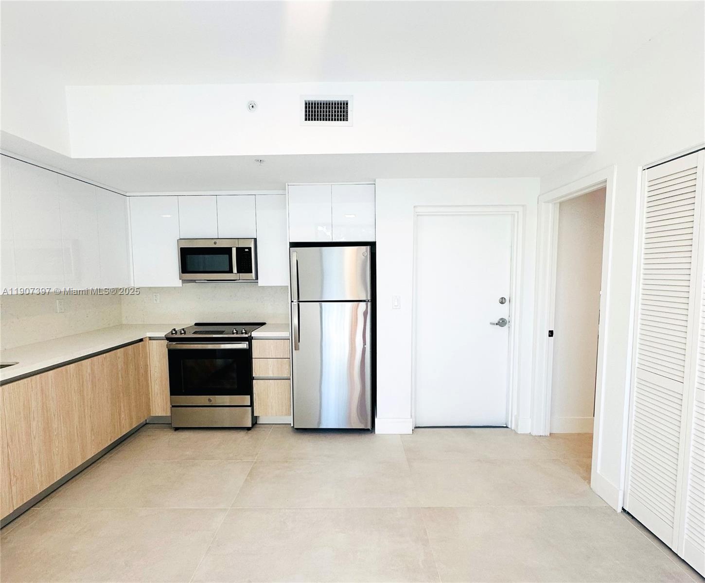 LAWRENCE ESTATE LAND CO - Residential Lease