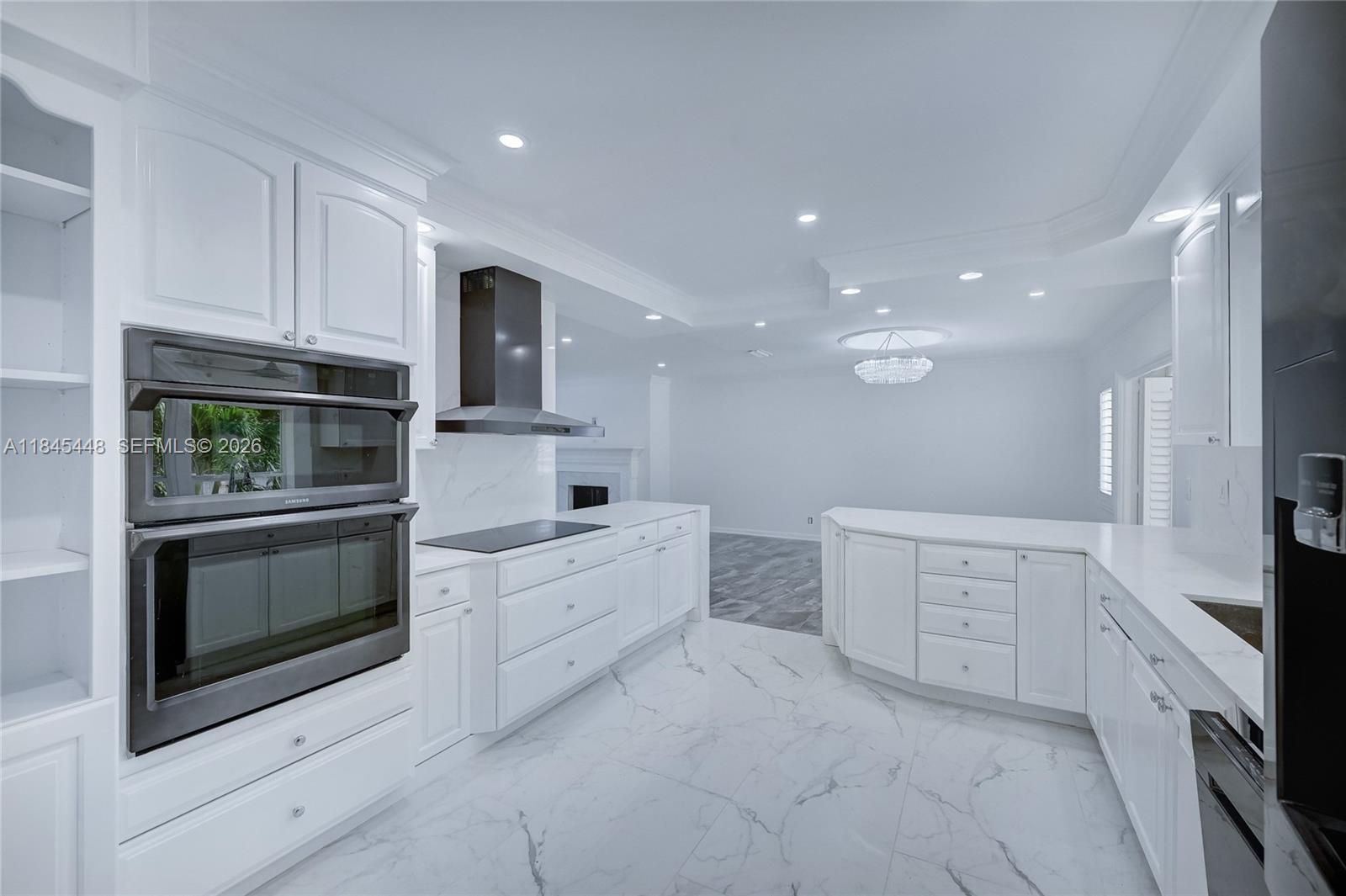 WHITE COLUMNS CONDO - Residential