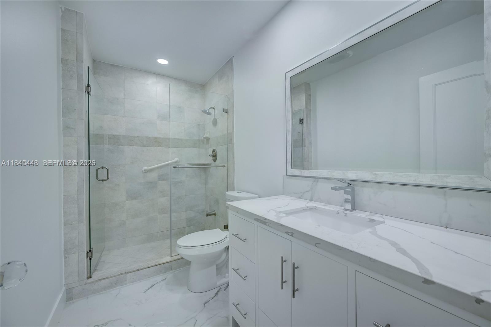 WHITE COLUMNS CONDO - Residential