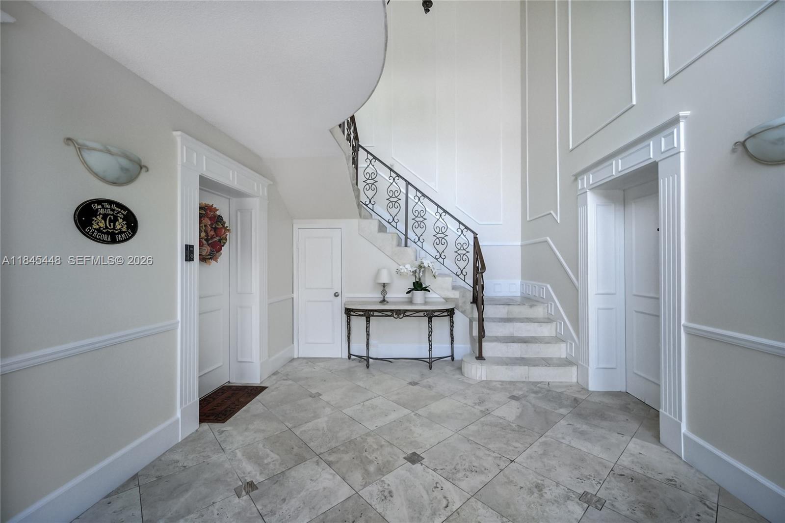 WHITE COLUMNS CONDO - Residential