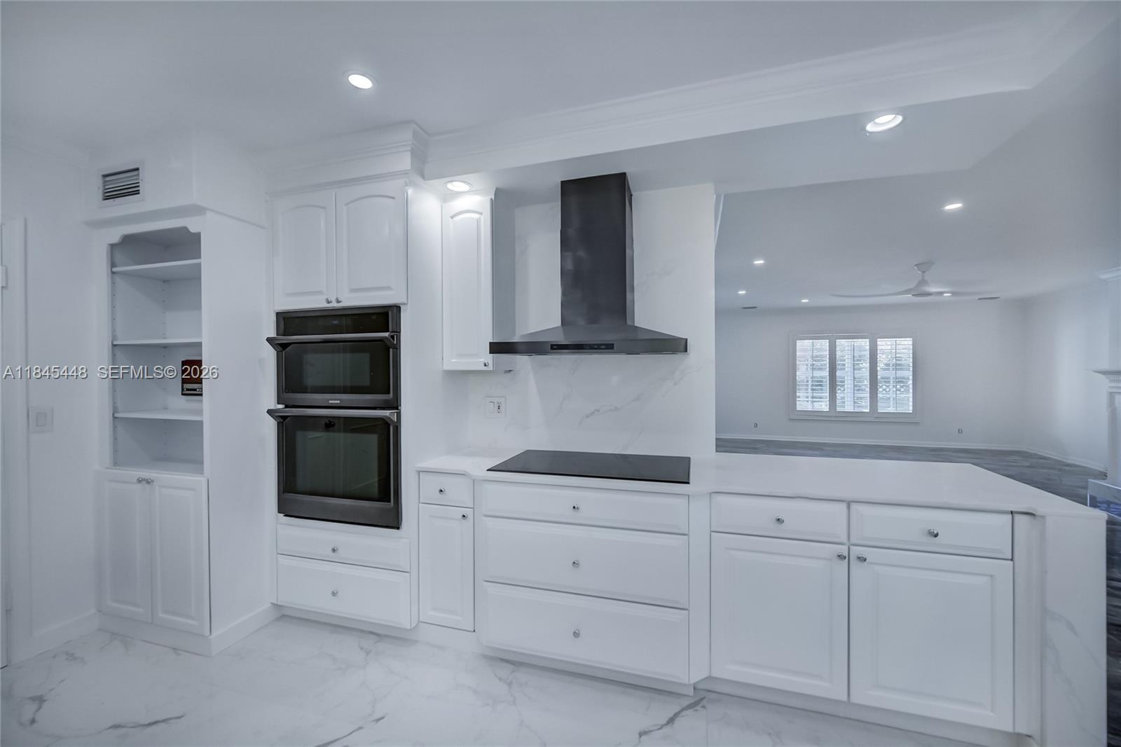 WHITE COLUMNS CONDO - Residential