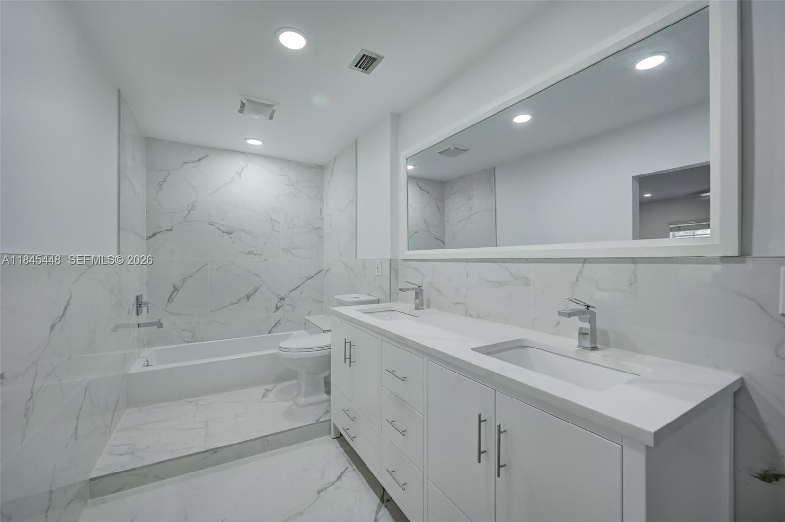 WHITE COLUMNS CONDO - Residential