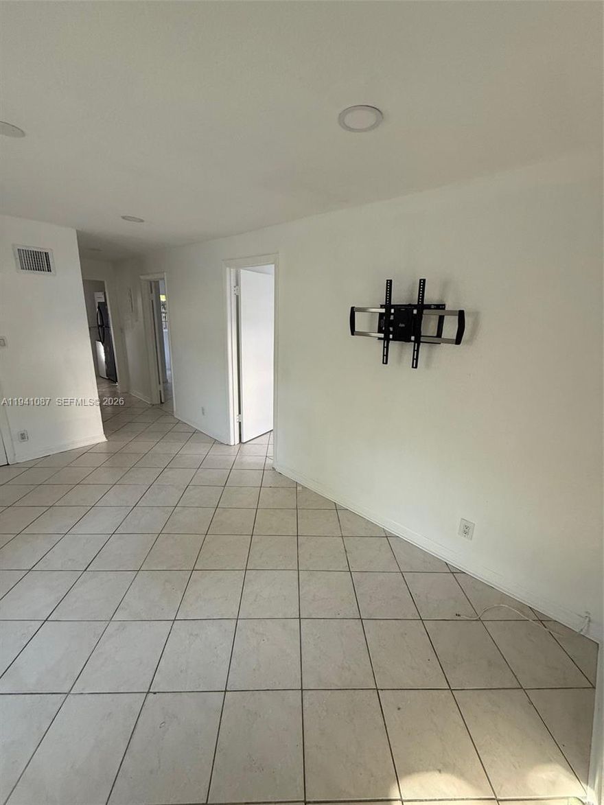 Spacious 2-bedroom, 1-bath apartment in the Rio Vista neighborhood of downtown Fort Lauderdale. Features an efficient layout, generous bedrooms, a comfortable living area, and access to a shared yard. Well maintained and move-in ready.