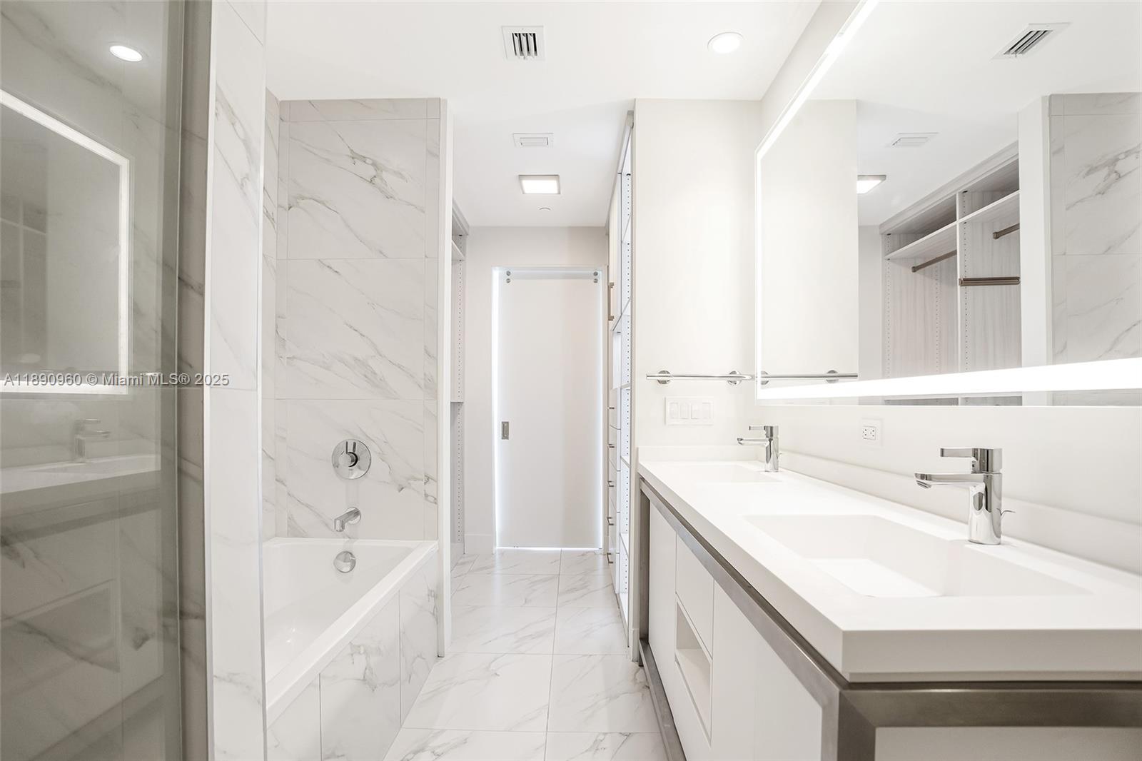 METROPICA NORTH TOWER ONE - Residential