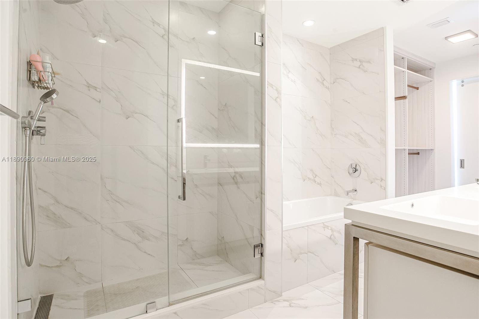 METROPICA NORTH TOWER ONE - Residential