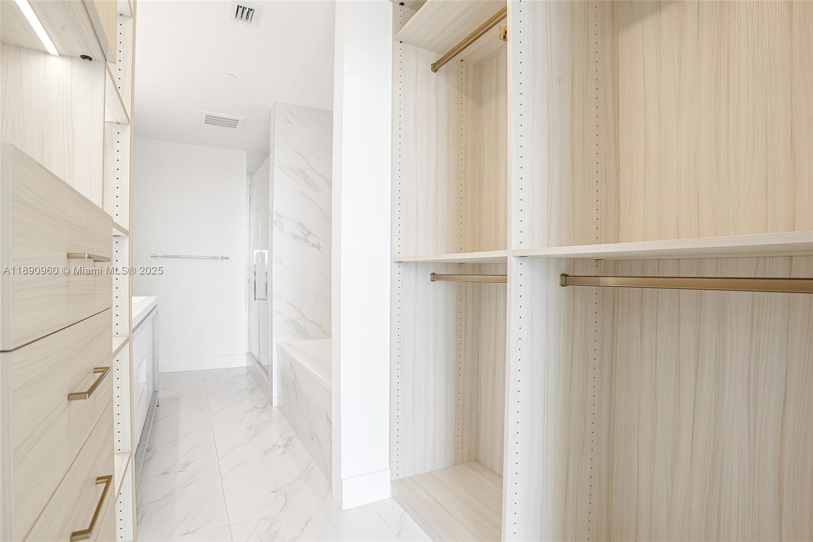 METROPICA NORTH TOWER ONE - Residential