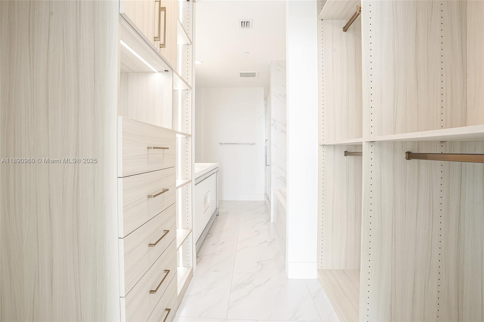 METROPICA NORTH TOWER ONE - Residential