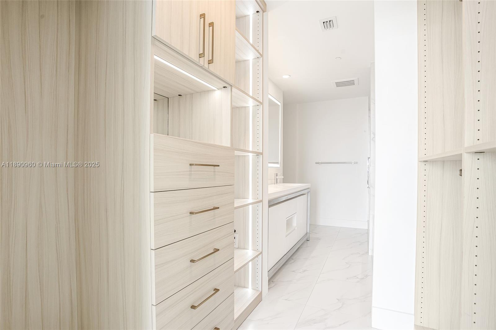 METROPICA NORTH TOWER ONE - Residential