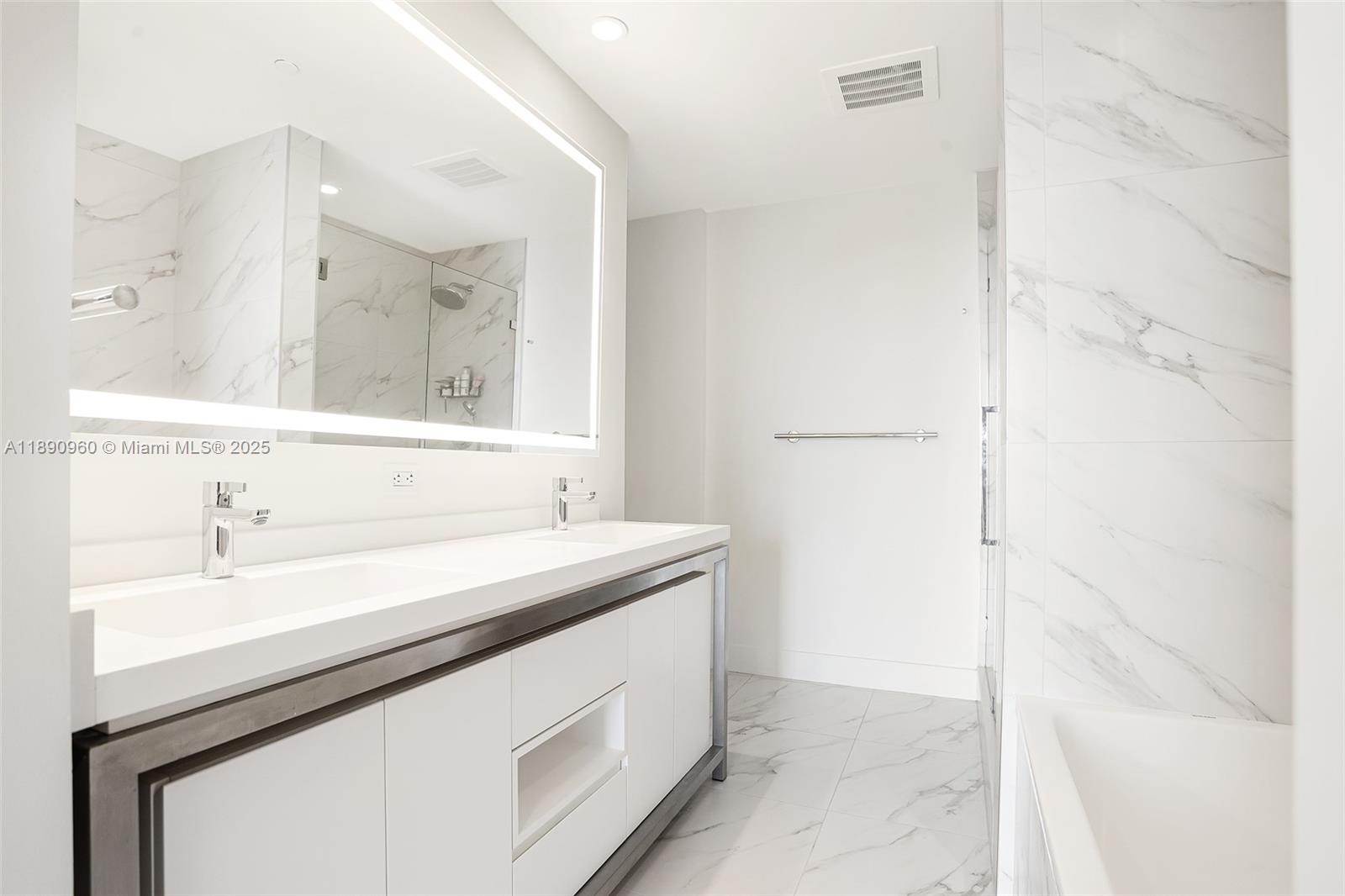METROPICA NORTH TOWER ONE - Residential