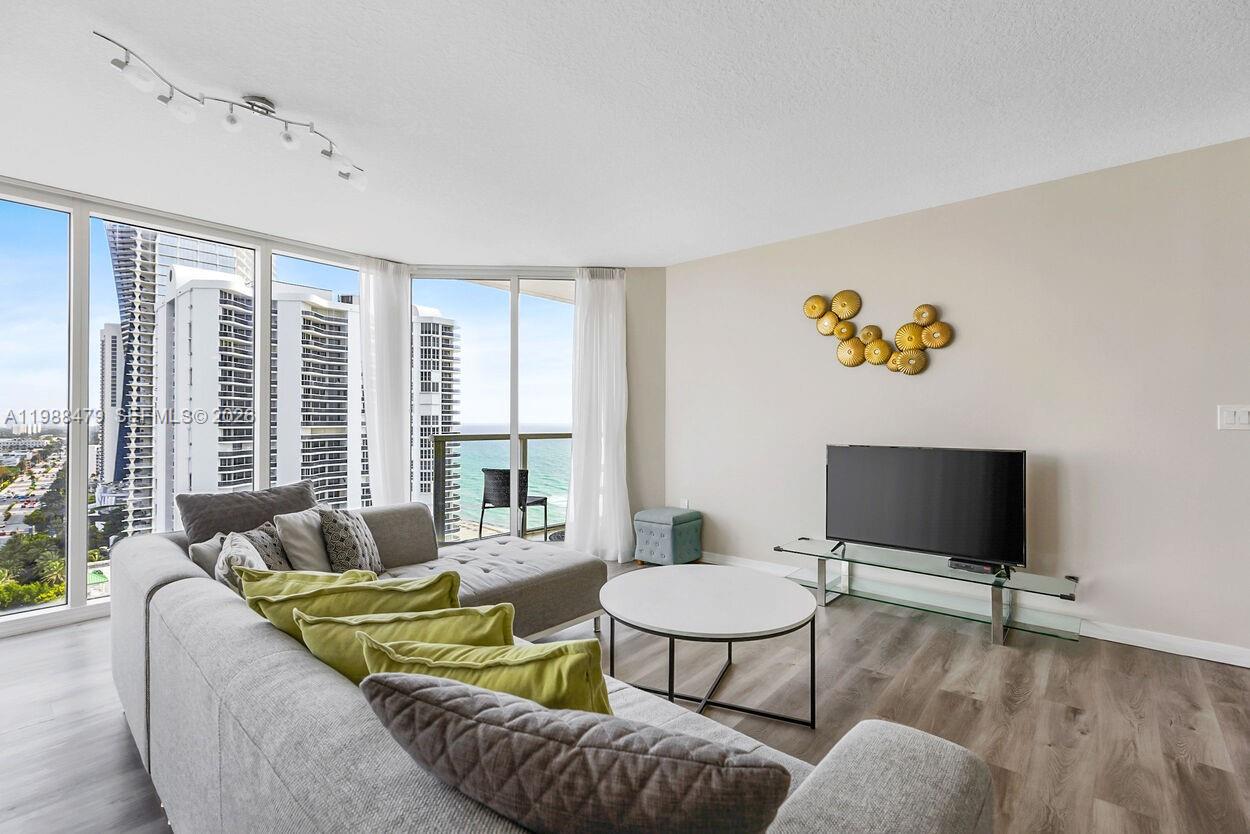 LA PERLA CONDO - Residential Lease