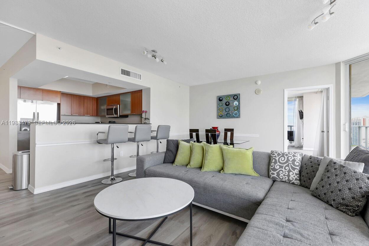 LA PERLA CONDO - Residential Lease