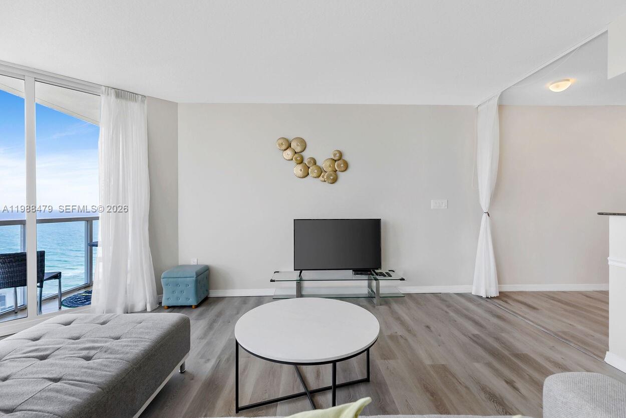 LA PERLA CONDO - Residential Lease