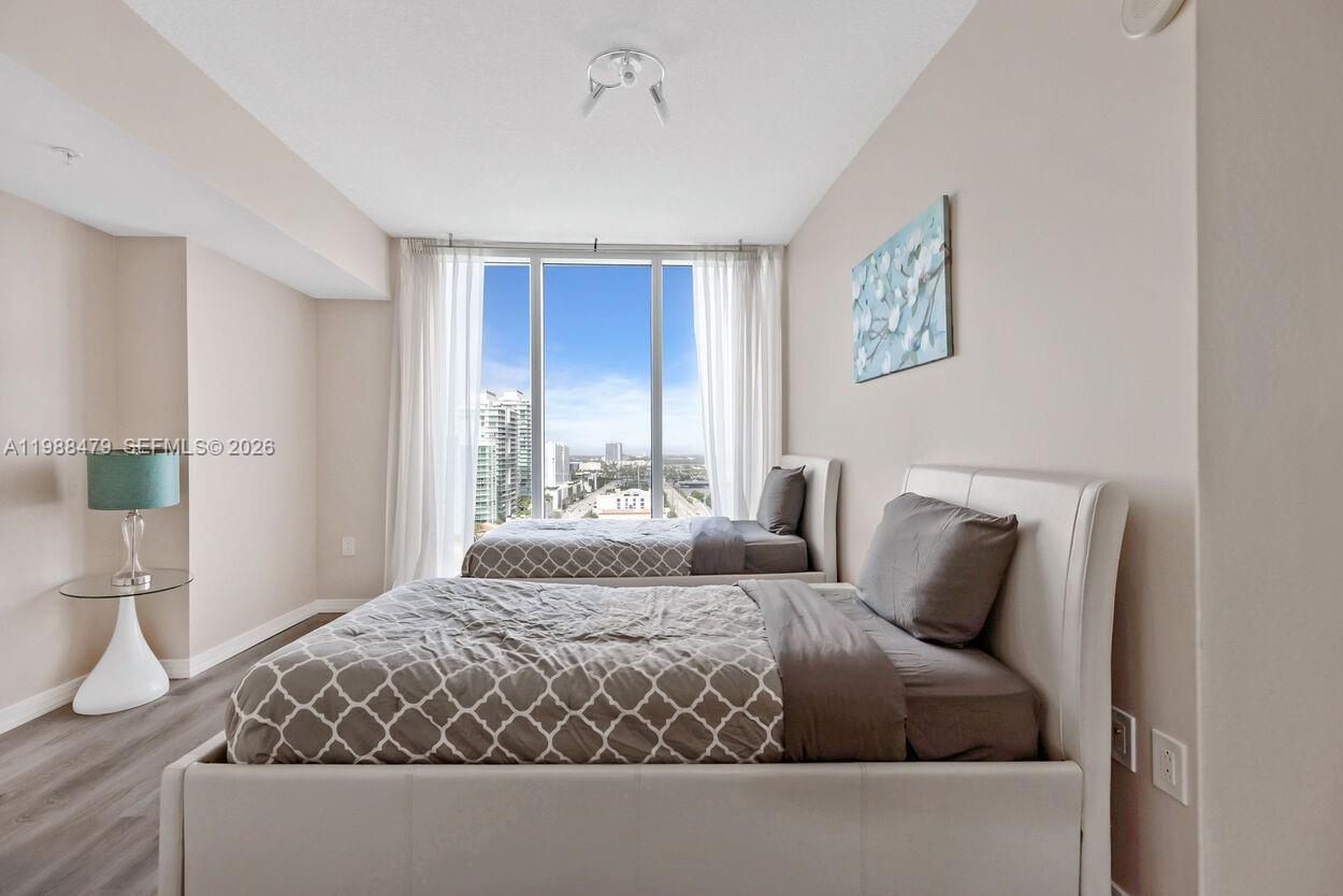 LA PERLA CONDO - Residential Lease