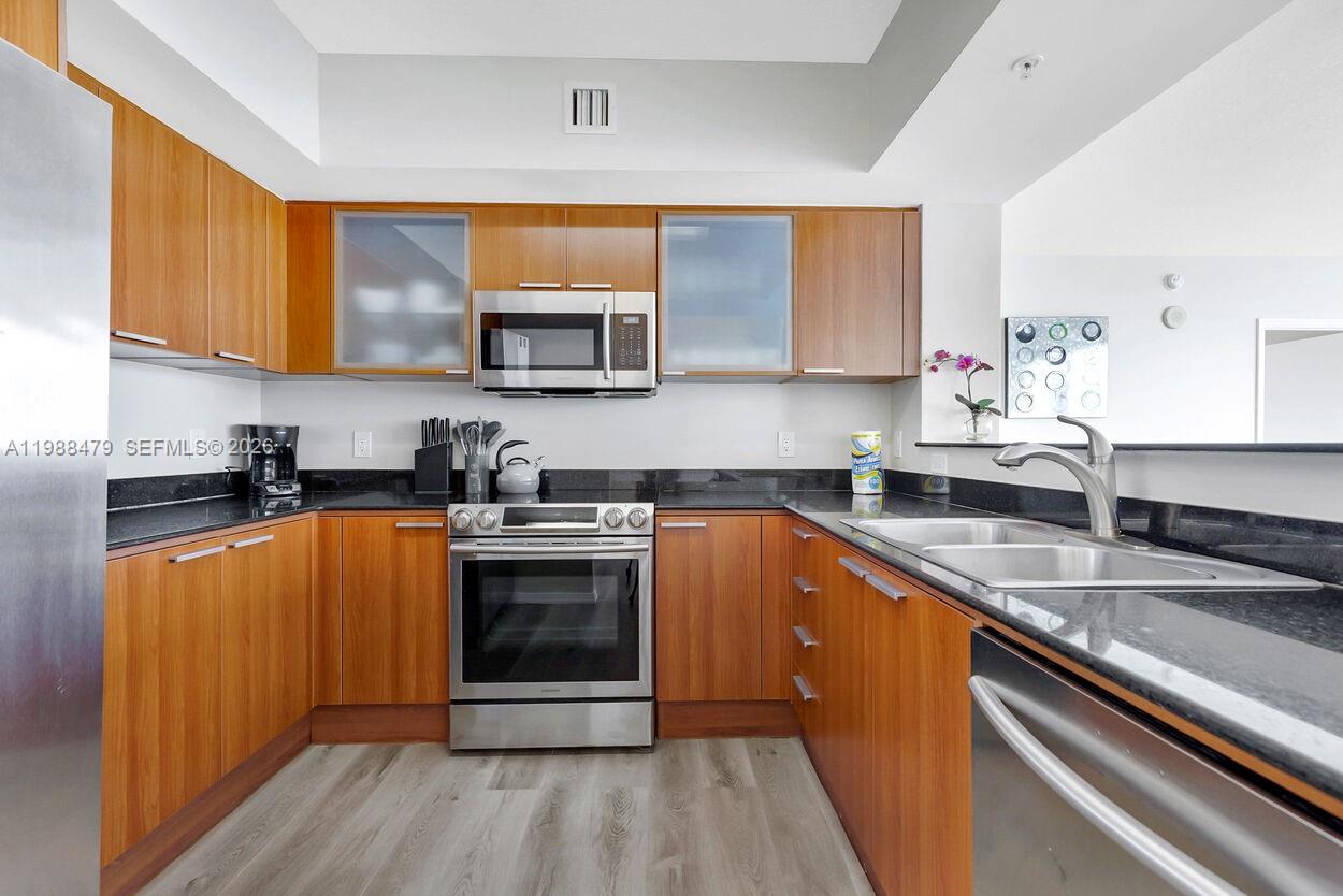 LA PERLA CONDO - Residential Lease