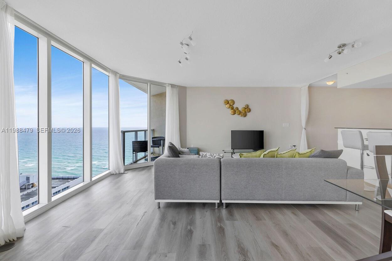 LA PERLA CONDO - Residential Lease