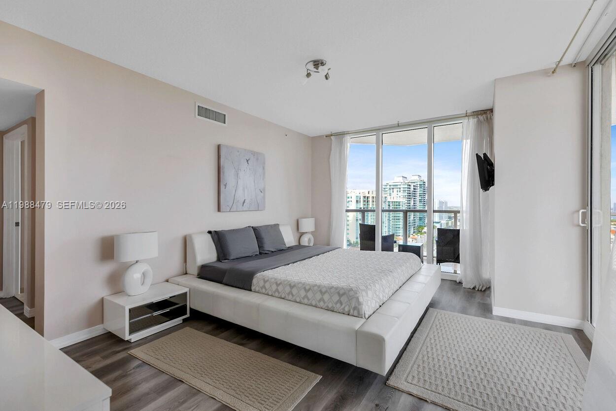 LA PERLA CONDO - Residential Lease