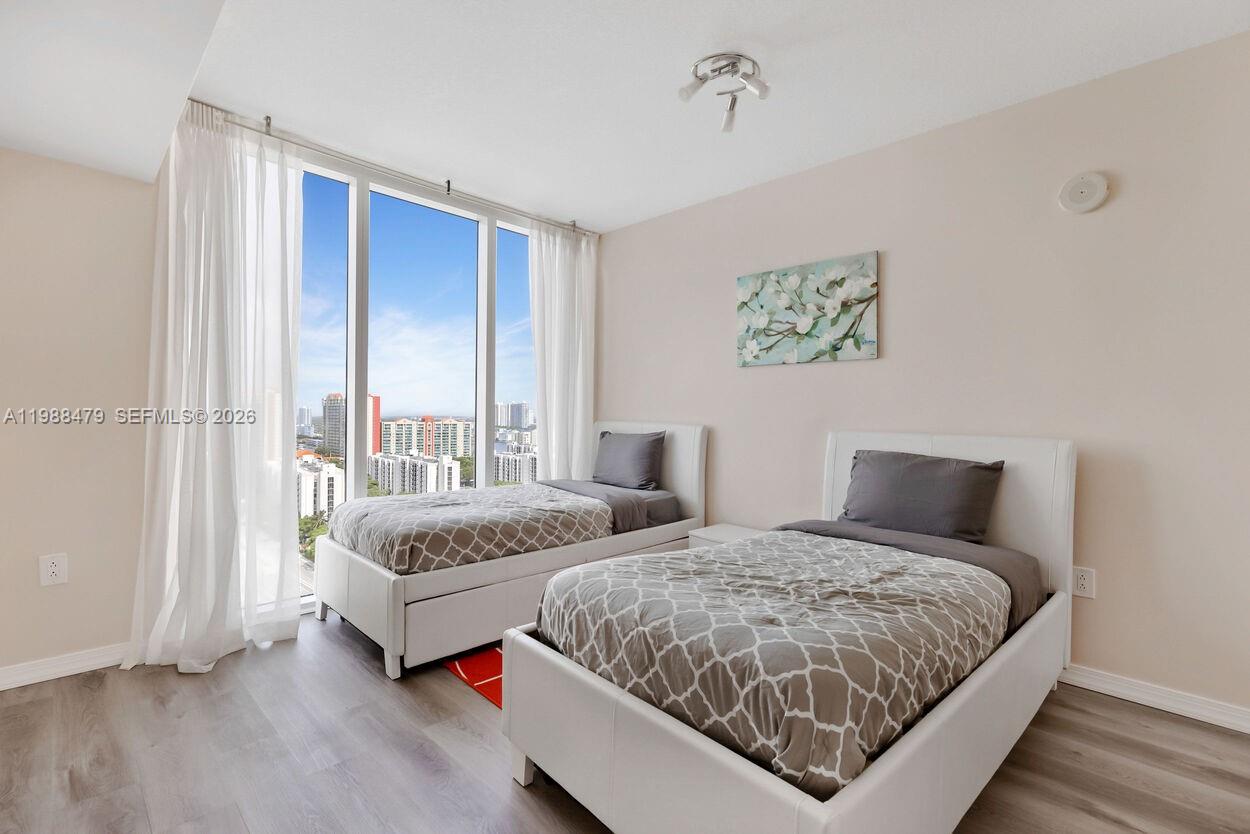 LA PERLA CONDO - Residential Lease