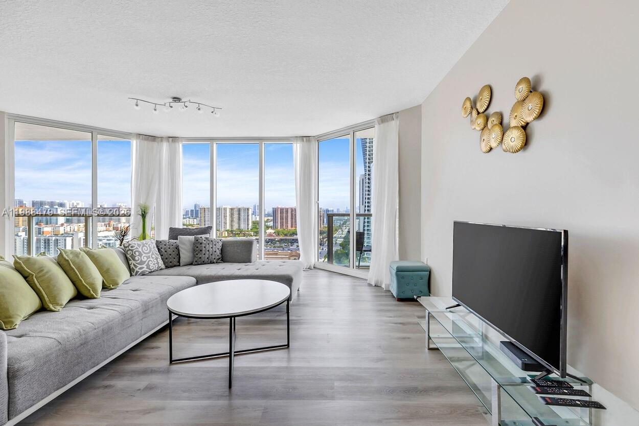 LA PERLA CONDO - Residential Lease