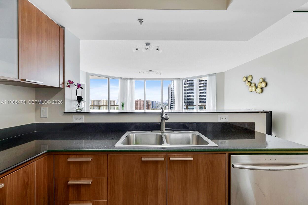 LA PERLA CONDO - Residential Lease