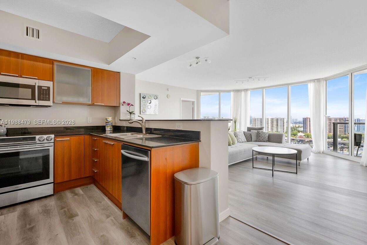 LA PERLA CONDO - Residential Lease