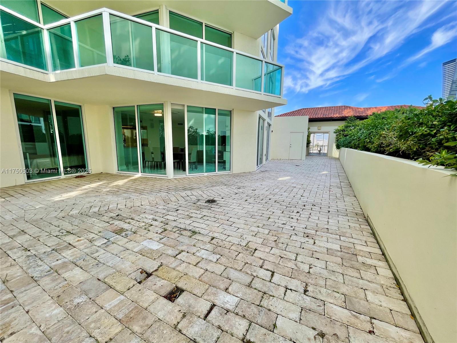 ST TROPEZ ON THE BAY - Residential