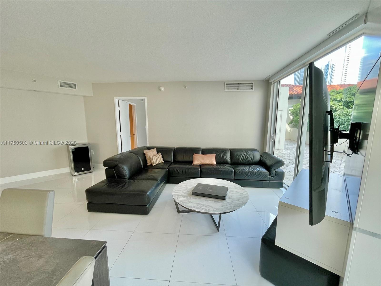 ST TROPEZ ON THE BAY - Residential