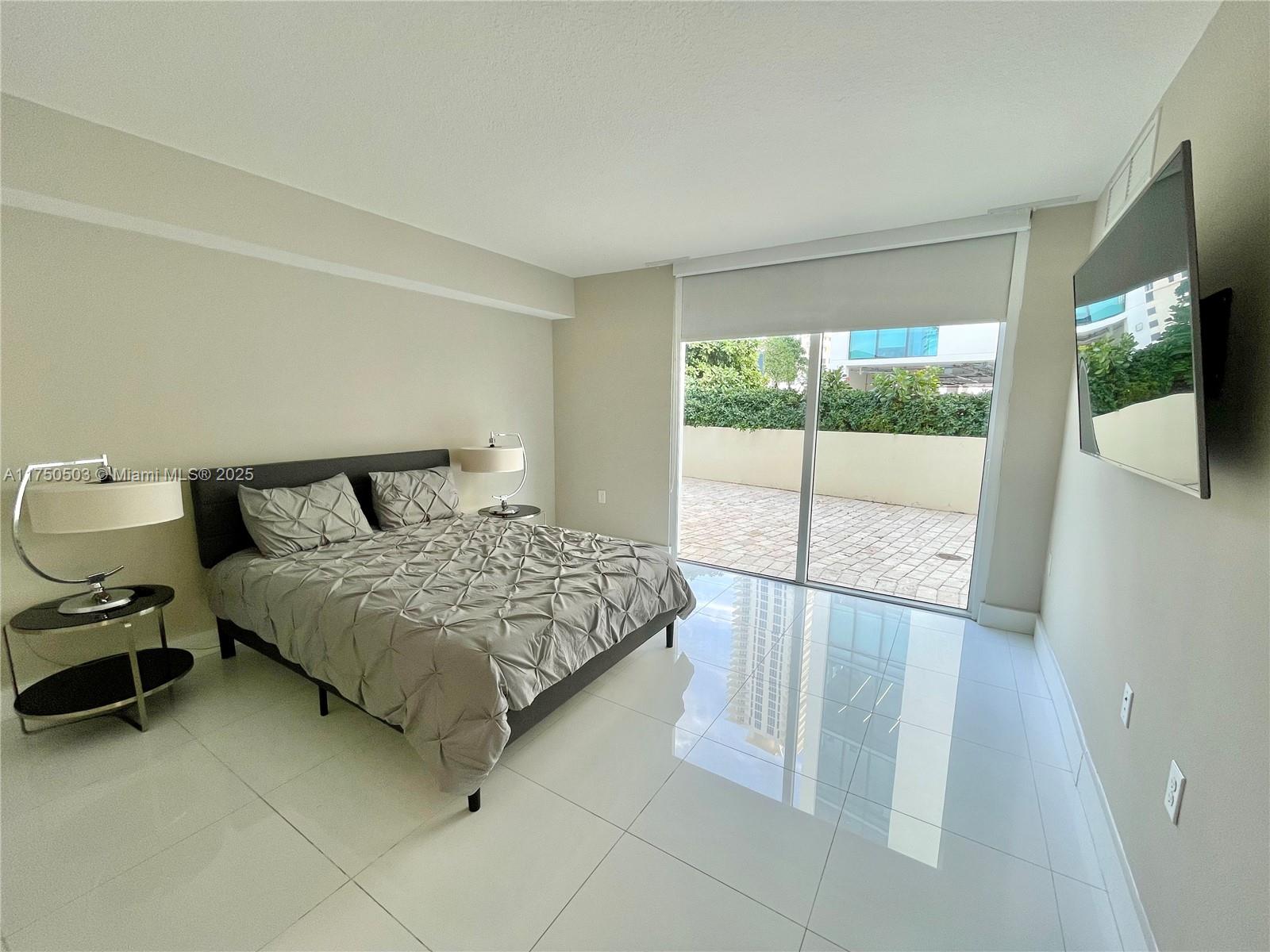 ST TROPEZ ON THE BAY - Residential