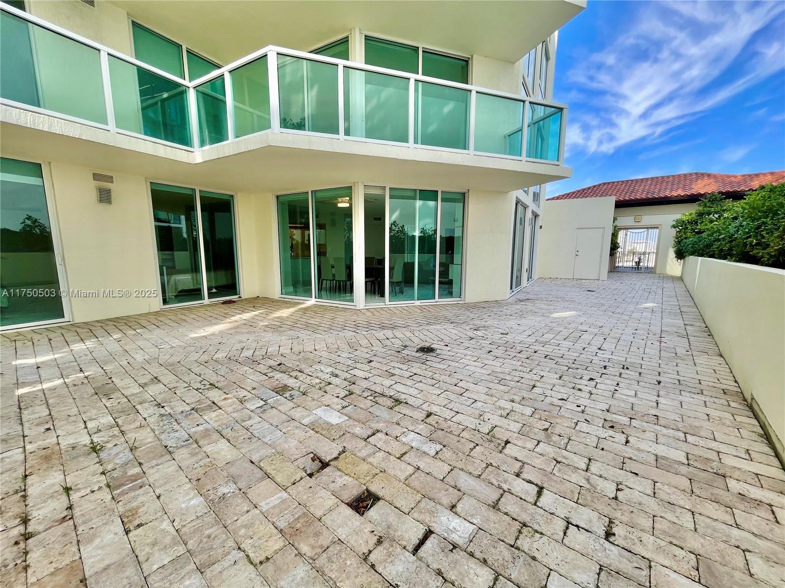 ST TROPEZ ON THE BAY - Residential