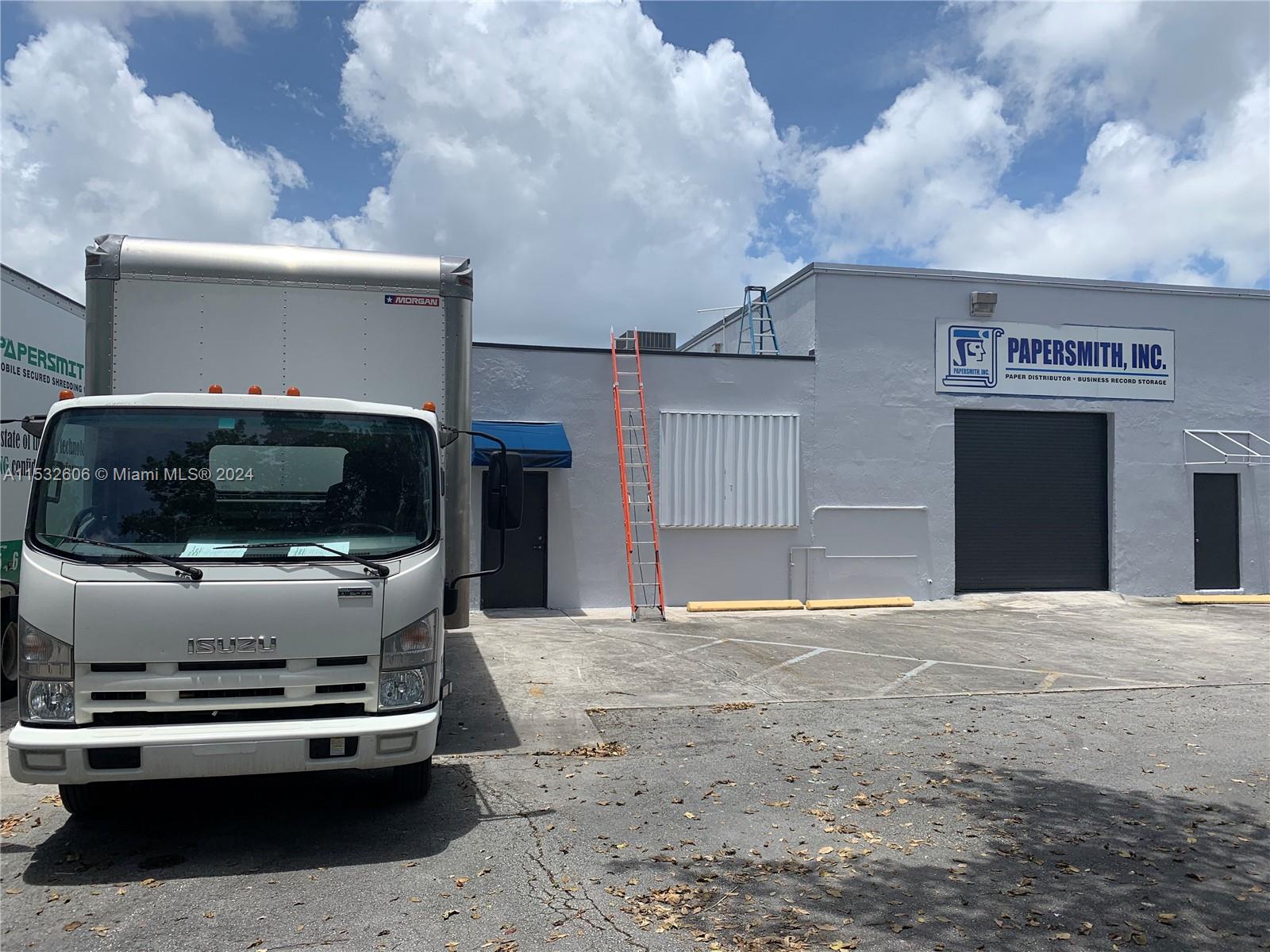 Main avenue, 3120 sqft, near Miami river, less than a mile away from the airport, on a main avenue, light industrial, in Allapattah location.
