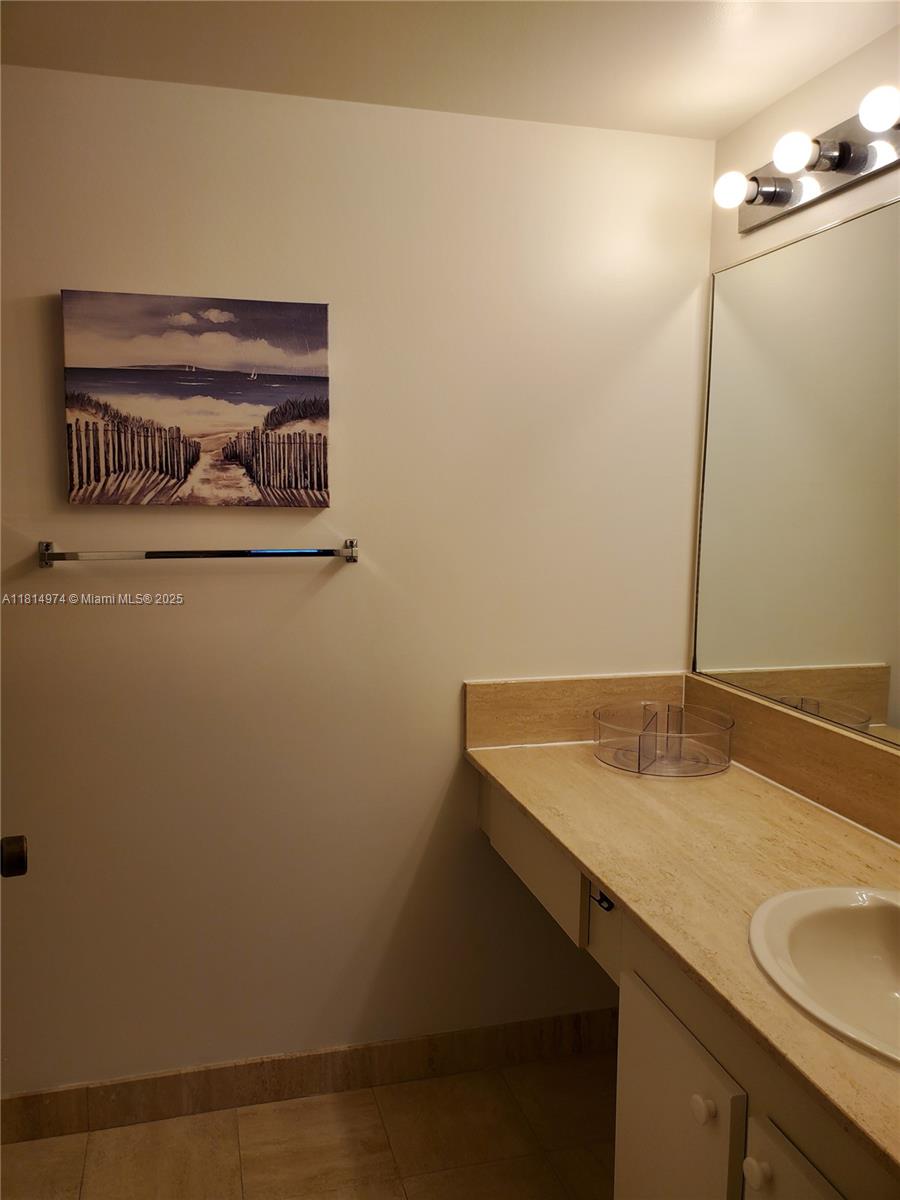 SUMMIT CONDO - Residential