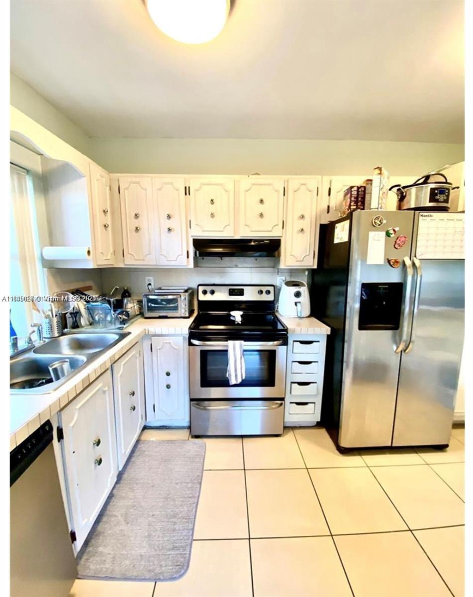4850 SW 63rd Ter 131, Davie, FL, 33314/$320,000 3 4850 SW 63rd Ter 131
