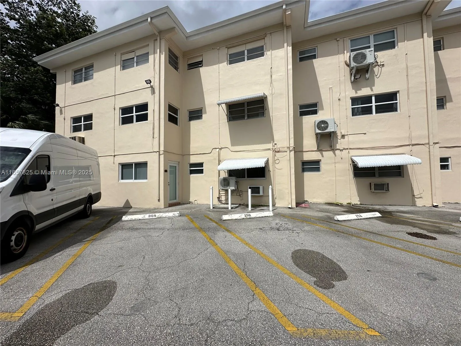 Hallandale Beach, Florida 33009, United States, 1 Bedroom Bedrooms, ,1 BathroomBathrooms,Residential,Pending,43922