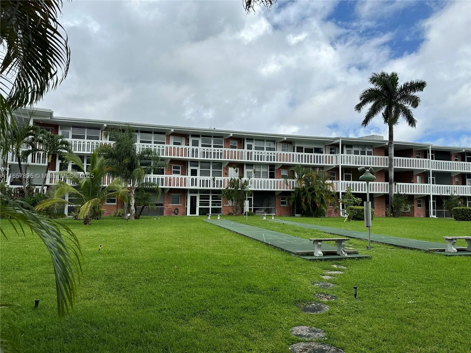 Hallandale Beach, Florida 33009, United States, 1 Bedroom Bedrooms, ,1 BathroomBathrooms,Residential,Pending,43922