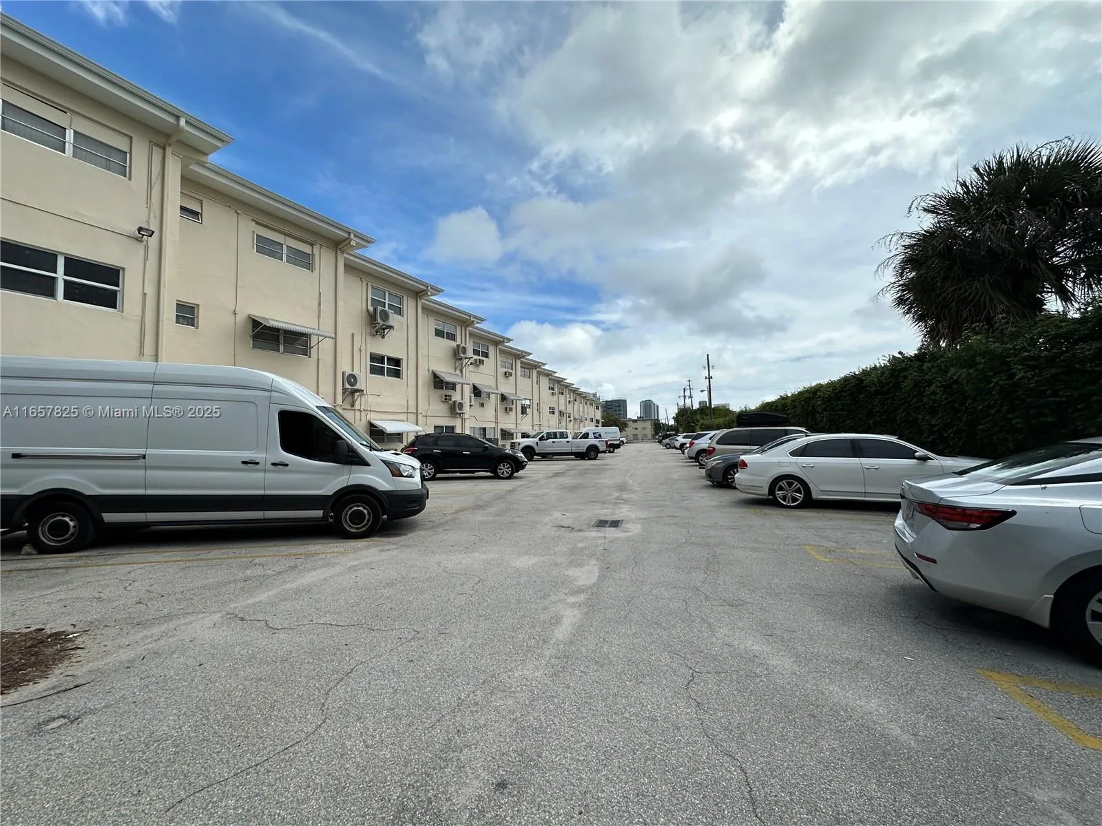 Hallandale Beach, Florida 33009, United States, 1 Bedroom Bedrooms, ,1 BathroomBathrooms,Residential,Pending,43922