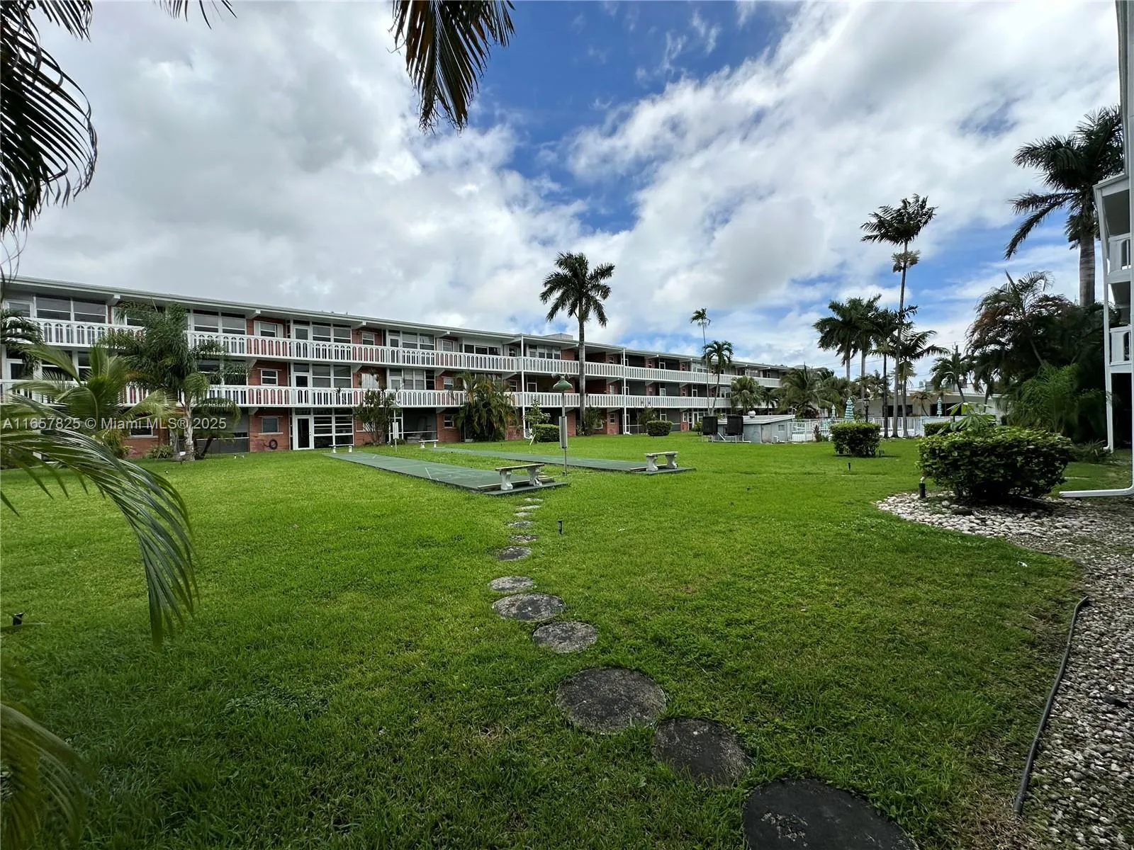 Hallandale Beach, Florida 33009, United States, 1 Bedroom Bedrooms, ,1 BathroomBathrooms,Residential,Pending,43922