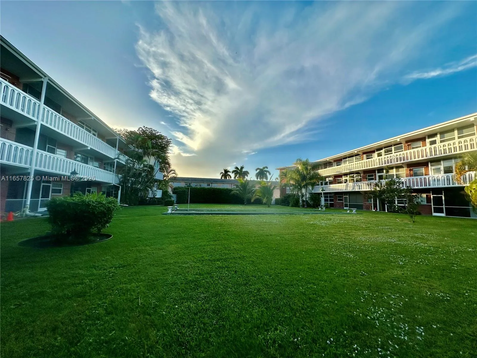 Hallandale Beach, Florida 33009, United States, 1 Bedroom Bedrooms, ,1 BathroomBathrooms,Residential,Pending,43922