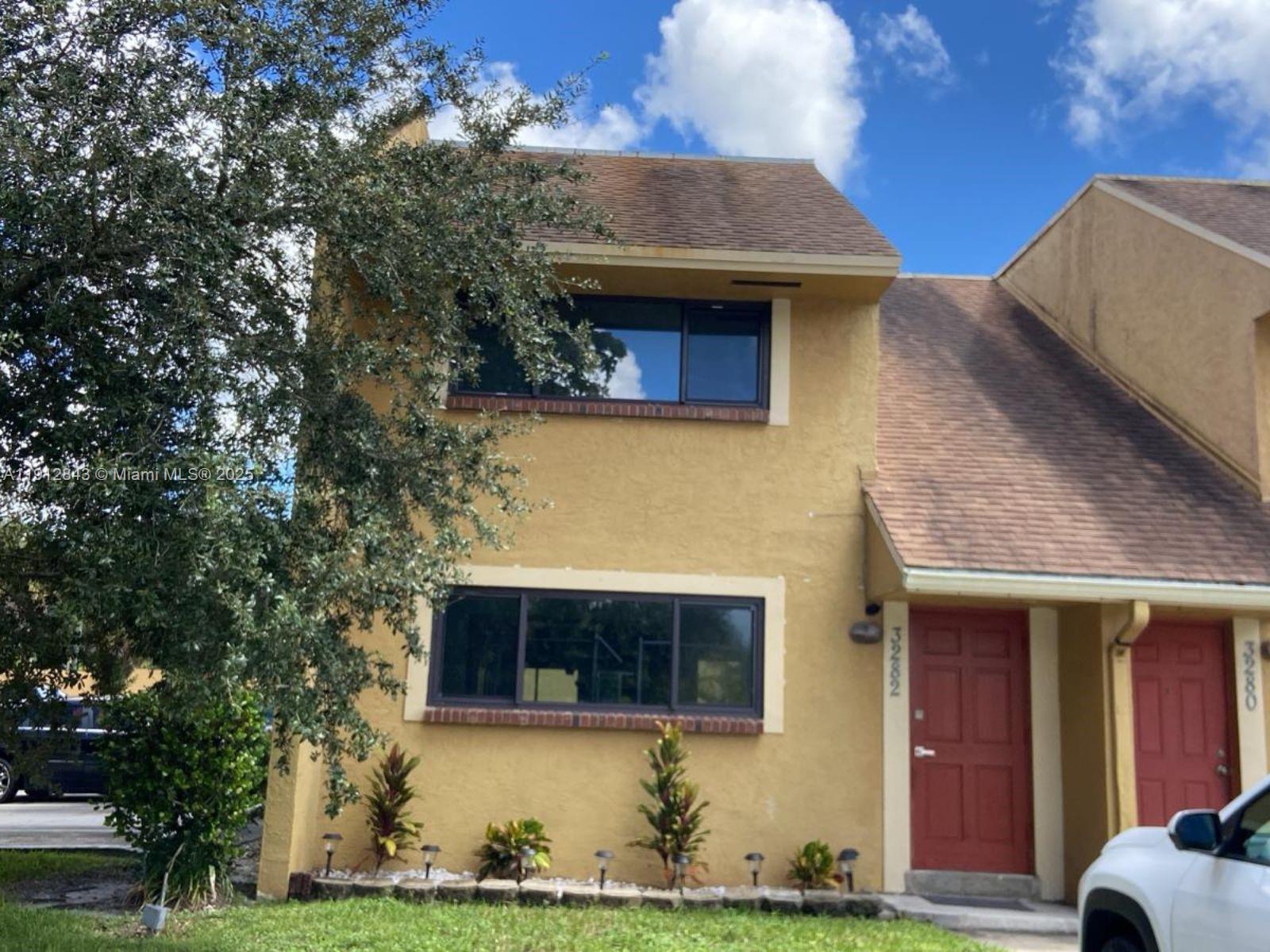 CENTER COURT CONDOMINIUM - Residential Lease