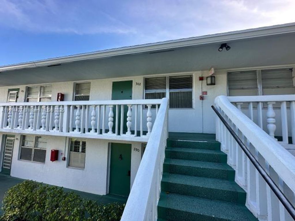 Photo of 302 Farnham M #302, Deerfield Beach, FL 33442 (MLS # A11914427)