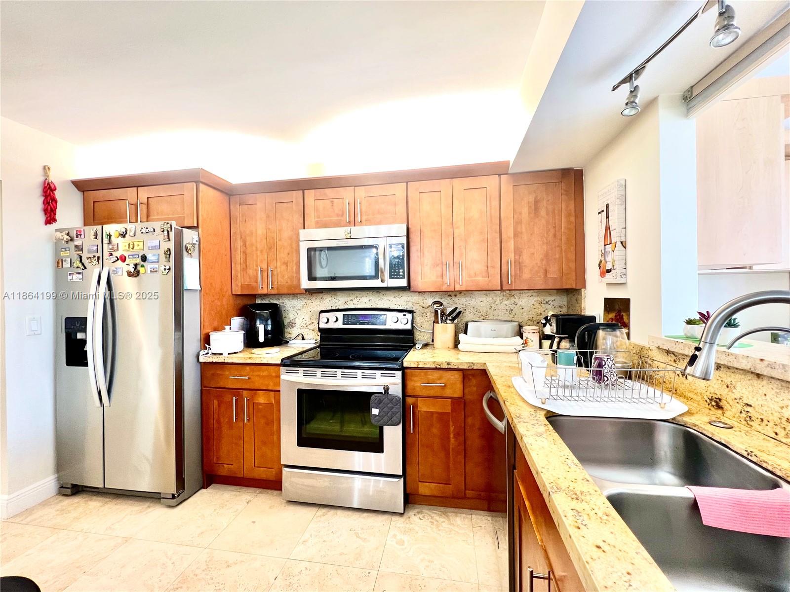 200 LESLIE CONDO - Residential